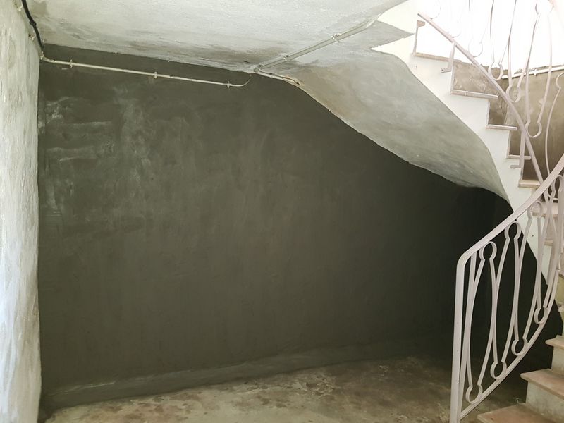 Traitement de l'humidité des murs enterrés d'un immeuble à Sanary sur Mer