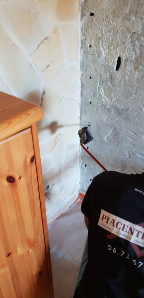 Traitement d'une remontée capillaire sur un mur des années 1950 à bandol