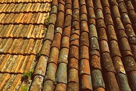 Prix d'un démoussage de toiture sur Ajaccio en Corse par un professionnel